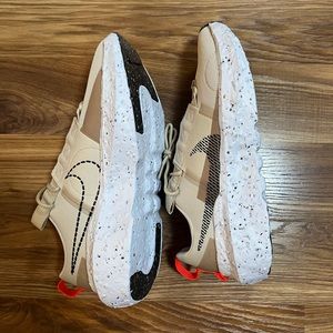 Selling a pair of women Nike, brand new without box